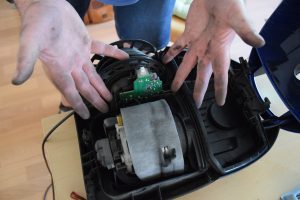Reparieren führt mitunter zu schmutzigen Händen. Foto: Repair Café Oldenburg