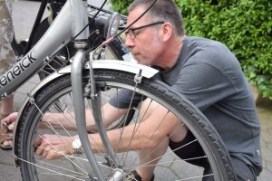 Der Postwachstumsökonom Niko Paech repariert in einem Repair Café seit Jahren Fahrräder. Foto: Barthel Pester